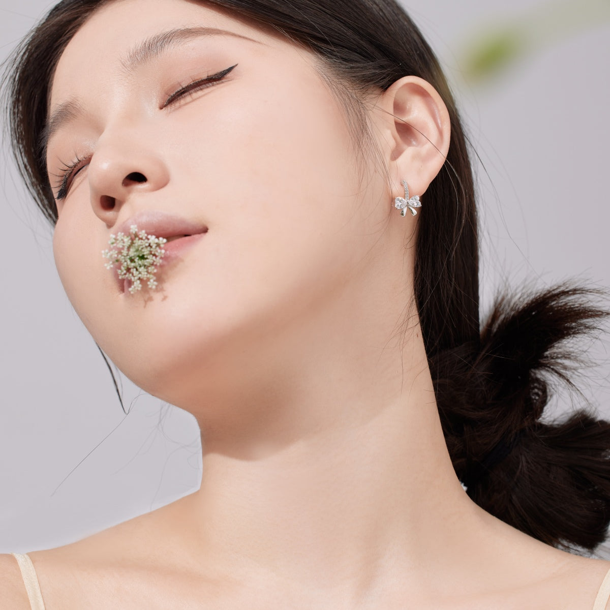 [Kismet Jewels ]Exquisite Earrings With Heart-Shaped Bow Design