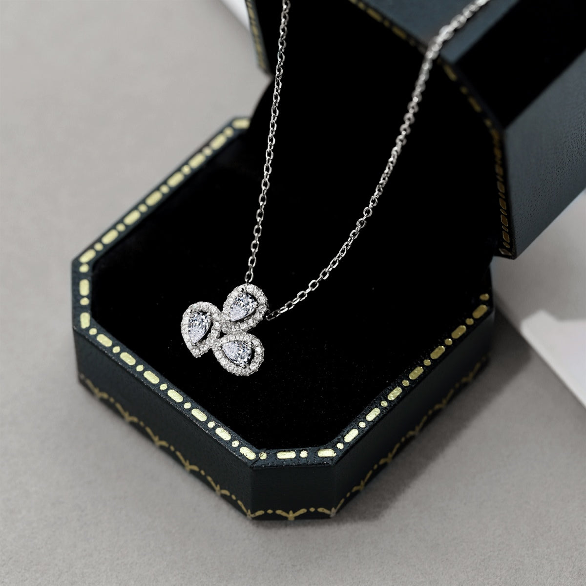 [Kismet Jewels ]Elegant Flower Shape Pear Cut Necklace