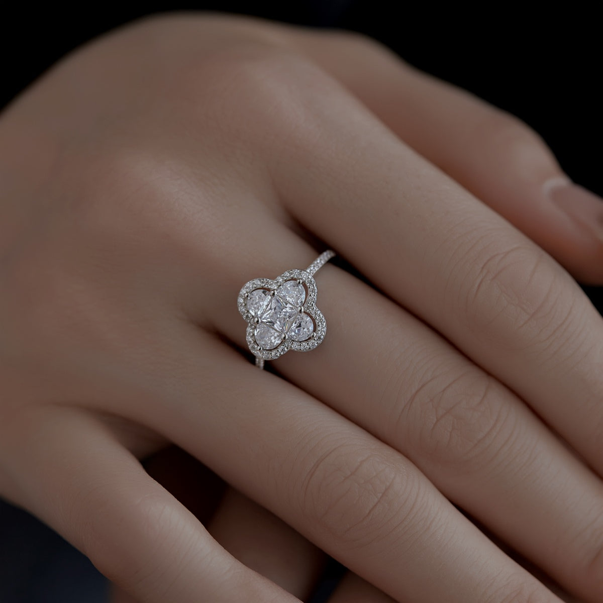 [Kismet Jewels ]Luxurious Eternity Flower Shape Banquet Ring