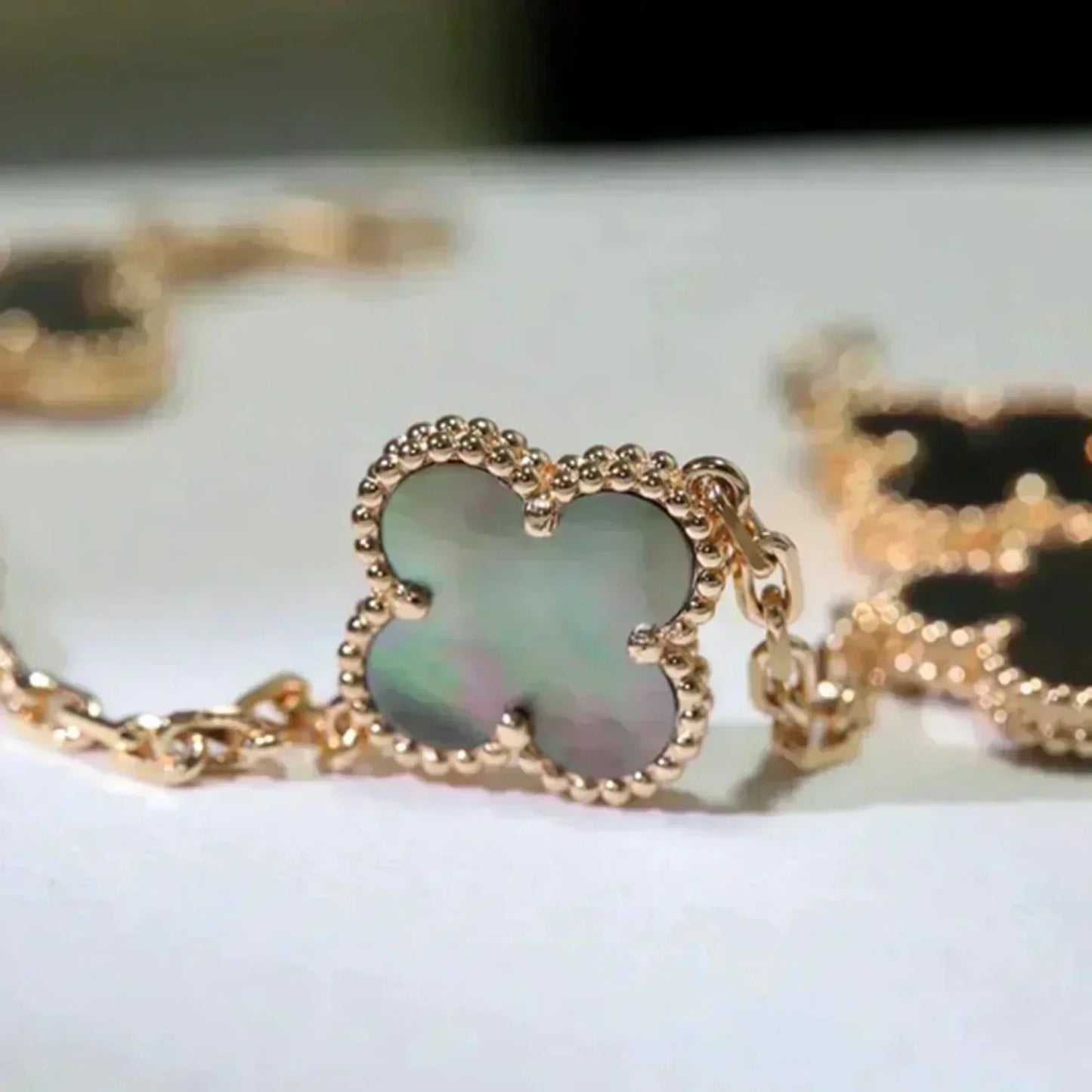 [Kismet Jewels ]CLOVER 5 MOTIF GRAY MOP  BRACELET