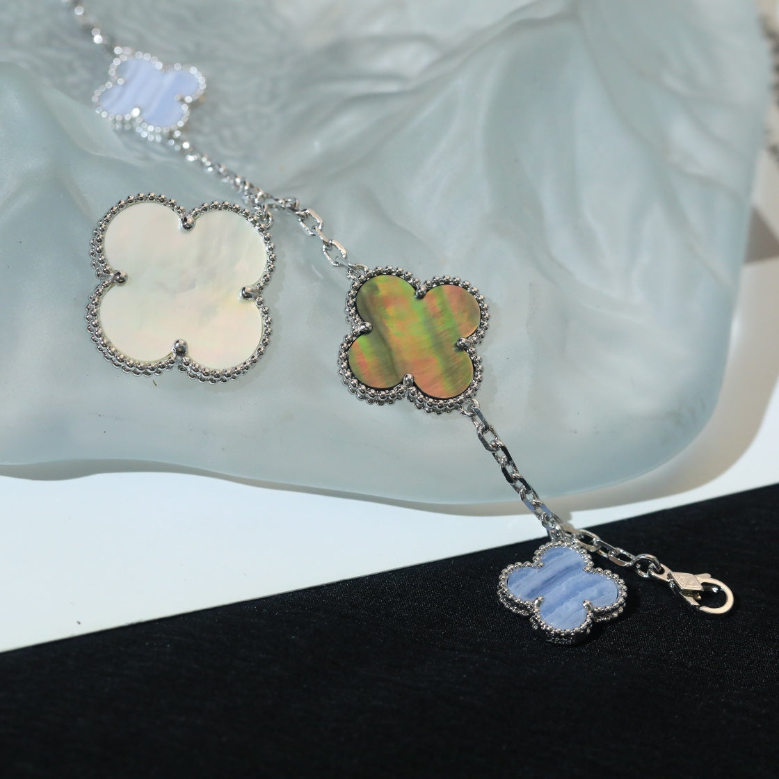 [Kismet Jewels ]CLOVER BRACELET 5 MOTIFS MOP CHALCEDONY SILVER