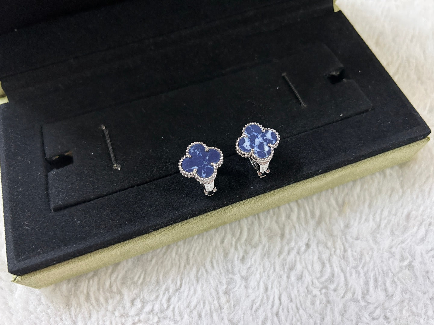 [Kismet Jewels ]CLOVER PIETERSITE MEDIUM STUD EARRINGS