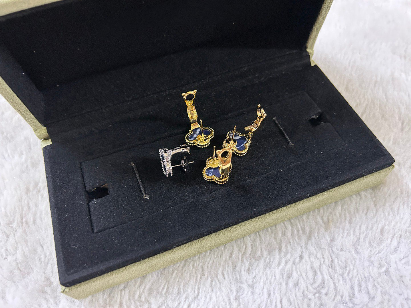 [Kismet Jewels ]CLOVER PIETERSITE MEDIUM STUD EARRINGS