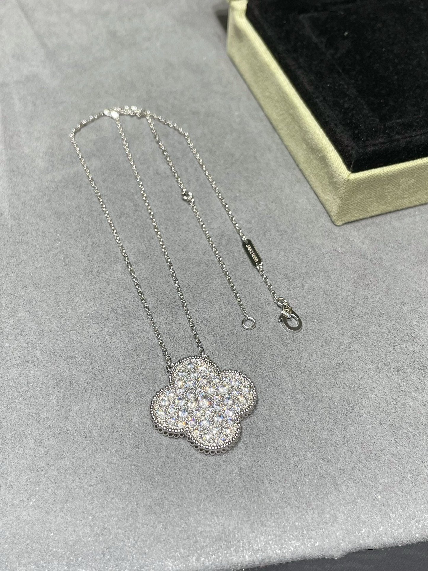 [Kismet Jewels ]CLOVER 25MM LARGE PENDANT DIAMOND PAVED SILVER NECKLACE