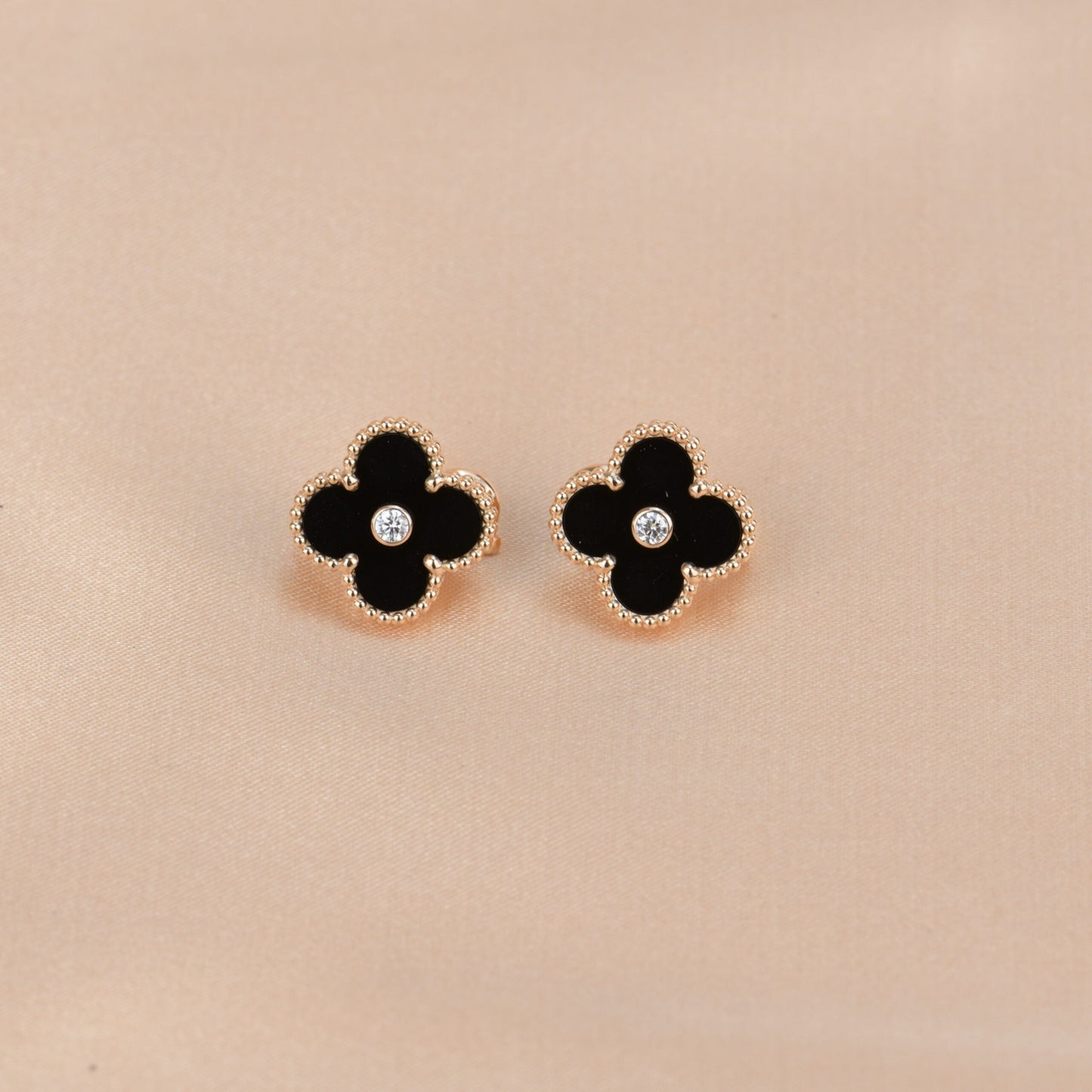 [Kismet Jewels ]CLOVER MEDIUM 1 MOTIFS ONYX DIAMOND EARRINGS