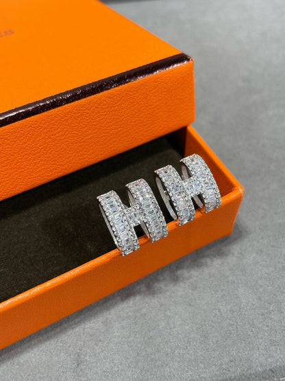 [Kismet Jewels ]H STUD EARRINGS WITH SILVER DIAMONDS