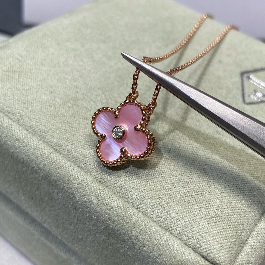 [Kismet Jewels ]CLOVER 15MM DIAMOND PINK MOP NECKLACE