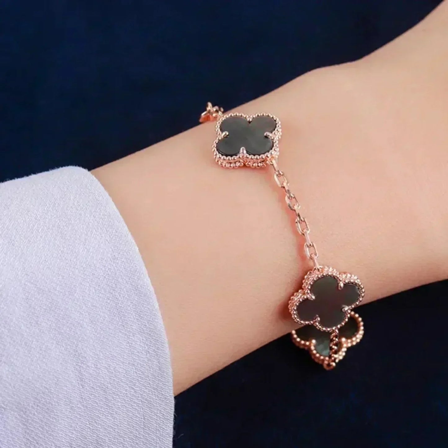 [Kismet Jewels ]CLOVER 5 MOTIF GRAY MOP  BRACELET