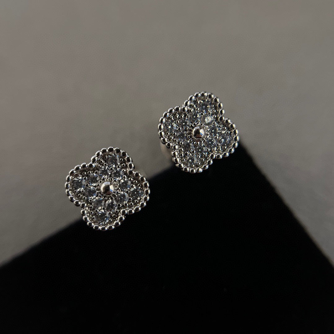 [Kismet Jewels ]CLOVER MINI DIAMOND STUD EARRINGS